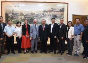 英國特使「福克納」蒞臨澎湖 與陳光復暢談淨零轉型