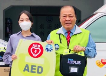 鄉親慷慨捐贈22臺AED 陳光復頒發感謝狀和獎座以彰顯她對澎湖的貢獻