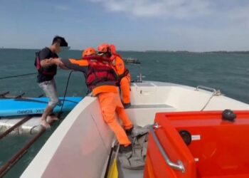 台南安平外海SUP師生體力不支 海巡、消防急速出艇救援