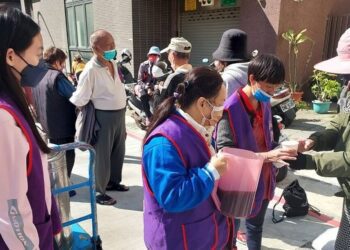 迎周末首波寒流 人安高雄站準備薑湯 為街友禦寒暖冬