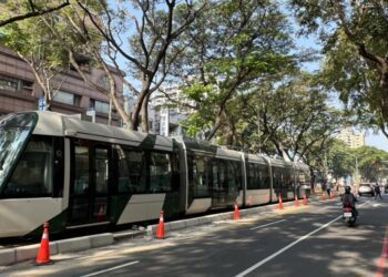 輕軌駛入雨豆樹路廊  首度於九如自由路段行車測試