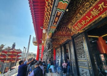 立法院長游錫堃參拜九華山地藏庵 贈送粽子象徵王美惠包中