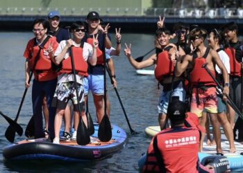 高雄冬天不會冷！陳其邁愛河與市民水上活動同樂