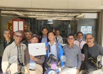 終生班長，實為班僕，摯愛同窗，樂於連絡的雄中級高三18組