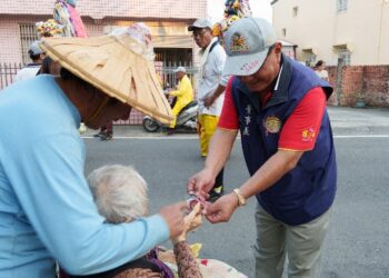 孝兒推近百歲行動不便老母親祈求媽祖庇佑 大鄉國小師生躦配天宮全台首ㄧ龍虎擔 保佑平安健康