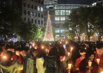 文藻外大聖誕燃燈禮 千人燭光點亮超大型星星