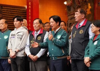 同赴頭份義民廟參香 賴清德：曾玟學代表苗栗未來的希望