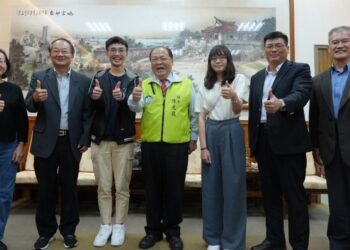 澎科大校長黃有評攜學生當面感謝陳光復 並期許未來雙方能夠更緊密聯繫