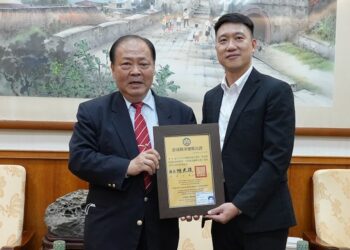 移民署澎湖專勤隊隊長李永盛榮調 陳光復頒發榮譽縣民證