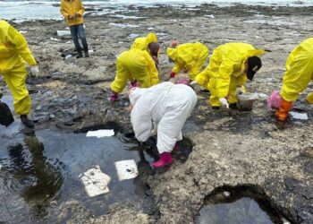 臺灣東部海域不明油污  海保署支援清污人力並追查污染源