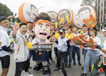 唐從聖四刷台北馬拉松順利完賽後  與曾國城在終點下麵幫選手暖胃