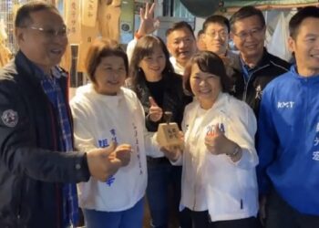 黃敏惠 張秀華嘉義市文化路夜市掃街攤商送上「鐵定成功」