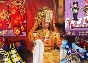 苗警創新聯名拱天宮特製「媽祖x警察守護小神衣」 民眾開心出門、平安回家