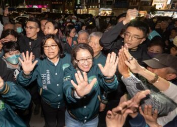 戰貓抵嘉！民進黨副總統候選人蕭美琴為立委王美惠站台　一同誓言要讓臺灣繼續在國際上發光