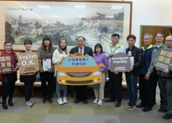 提升澎湖觀光旅遊視野 陳光復頒發本縣計程車司機外語培訓證書予以肯定