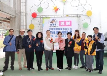 協助球隊外出比賽和移地訓練 宇球國際興業有限公司捐贈嘉縣同仁國小棒球隊交通車