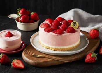 少女心噴發、超限量冬季甜點！ 「草莓玻尿酸生乳酪蛋糕」限定登場！起士公爵融合美麗滿分草莓＋水晶洛神，給你水噹噹陶瓷肌