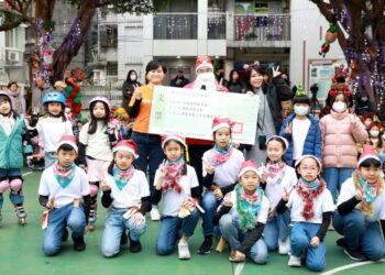 不畏低溫寒風 育才小學攜手台灣世界展望會聖誕送暖  傳愛8年不間斷 親師生為28國飢餓兒童送進救命糧