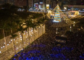 聽團逛市集！逾6萬人嗨翻中央公園 攤商美食秒殺完售 忙喊加倍備料！高雄聖誕生活節首日 商圈業績衝翻倍 
