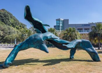 西子灣最美風景 全台離海最近的公共藝術「海洋之舞」 三鯨舞動聖誕揭幕