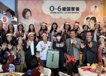 嘉義市立委候選人張秀華化身聖誕老人 聖誕圓童夢 新年心願望