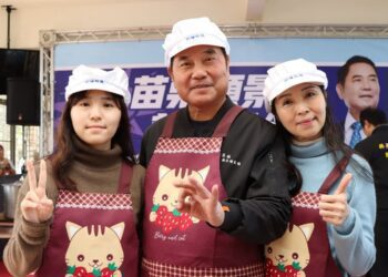 就職周年苗縣長鍾東錦全家化身廚工 下廚服務社區照顧關懷據點志工