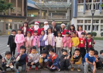 帕莎蒂娜聖誕爺爺傳遞祝福  今晨現身河堤國小發放手作餅乾迎佳節