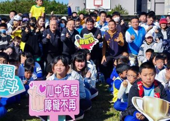 鍾東錦表揚特教志工家長、愛心學生　 期「慢飛天使」能快樂健康、學習成長