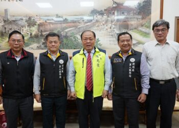 新舊任軍人服務站站長前來拜會、辭行 陳光復頒贈黃鍾昌榮譽縣民證