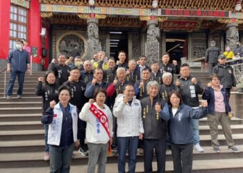 「文定安邦、武定治國」 文武兼備侯友宜 陪同張秀華掃街