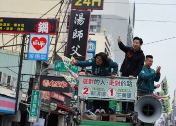 林昶佐讚王美惠是正義使者 陪同王美惠車掃拜票