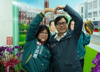 暖男抵嘉！陳其邁合體王美惠同框比愛心　盼「優質立委」續留國會