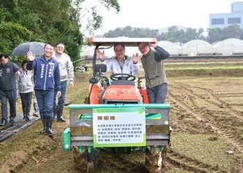 出席桃園智慧農業示範場域巡禮 張善政：持續精進農業自動化技術