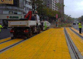 輕軌成圓 通車試營運前磨軌作業   捷運局提醒民眾勿侵入軌道區駐足拍照