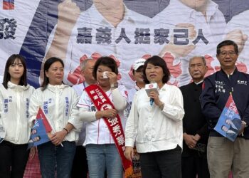 韓國瑜 首度抵嘉 經國新城輔選掀熱潮 張秀華贈議事槌 助攻立法院長