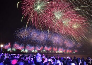 閃耀新北圈起1314跨河煙火盛大登場　劉和然與民眾共賞浪漫煙火迎年