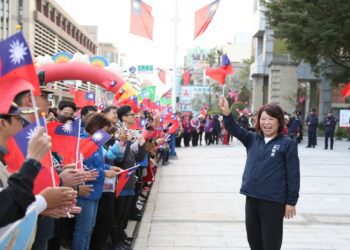 嘉義市113年元旦升旗典禮暨健行活動 市長黃敏惠率眾人升旗齊唱國歌 領跳火肌舞熱情迎接新年新希望