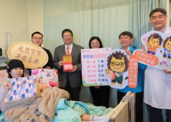 竹縣32位元旦寶寶迎新年 楊文科贈禮盒禮袋祝福