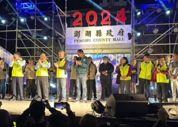 嗨翻縣府廣場 陳光復與民眾歡慶2024年的來臨