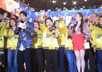 22萬人嗨爆台中中央公園！ 盧秀燕「省話」刷新紀錄：幸福台中，龍賺大錢！