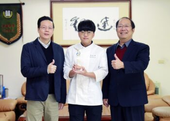 中華醫大餐旅系李帆畇榮登全國技職風雲榜　並獲頒「技職之光」獎座