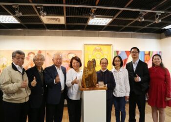 林信義油畫展-醫師父女畫話 展至1月14日於嘉義市文化藝廊溫馨展出