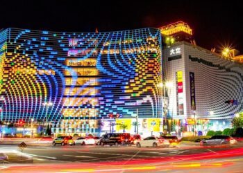 大立LED黃色小鴨來踩點 泰想念泰國物產展