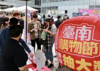 臺南購物節登錄破52億抽出首位豪華轎車得主