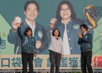 選前衝刺！「在路上」正副駕駛同框 蔡英文、賴清德高舉王美惠雙手齊呼「凍蒜！」