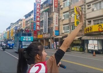 李明璇市場掃街巧遇柯文哲車隊 柯p麥手大喊：唯一的璇擇李明璇