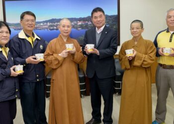 佛光山大明寺致贈臘八粥 與苗縣府員工共霑法喜