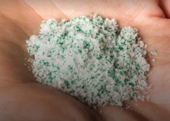 美研究人員：每公升瓶裝水約含24萬個塑膠微粒