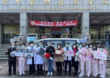 愛傳嘉義 醫起護生命 愛爾麗醫療集團熱心公益 捐贈中榮嘉義分院救護車