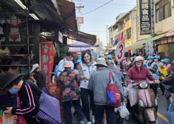 李眉蓁全力衝刺最後一哩路  徒步+車掃 民眾大喊加油 勝選在望